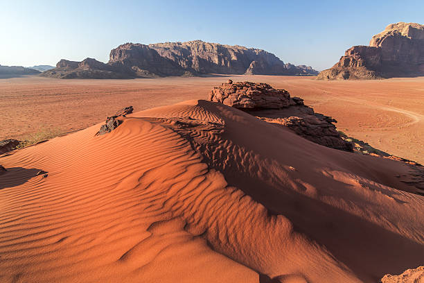 красный песок в вади рам - wadi rum стоковые фото и изображения