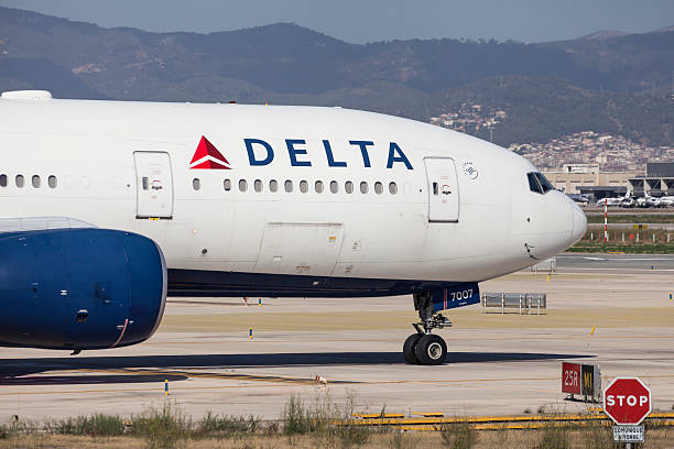 delta airlines boeing 777-200er nase - delta air lines stock-fotos und bilder