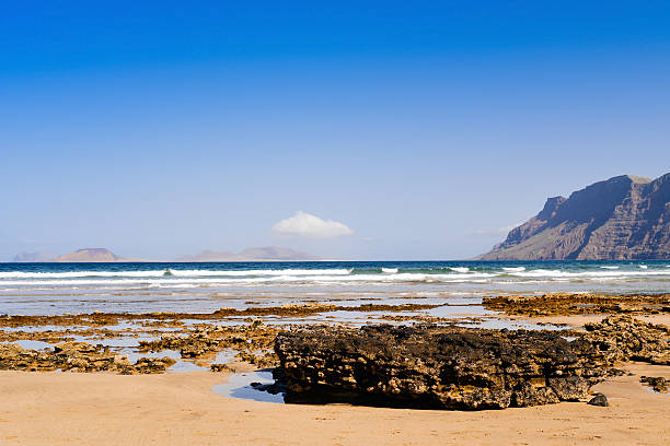 famara beach in lanzarote, kanarische inseln, spanien - famara stock-fotos und bilder