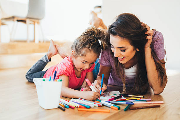 istock Mother and daughter drawing 637316554