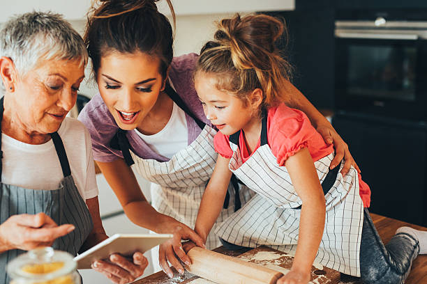 família cozinhar na cozinha - 3 generation - fotografias e filmes do acervo