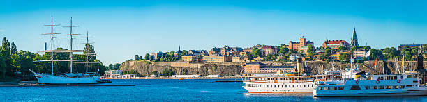 porto di stoccolma gamla stan sodermalm panorama paesaggio urbano sul lungomare svezia - af chapman foto e immagini stock