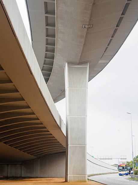 costruzione prospettica da sotto il ponte - construction bridge below concrete foto e immagini stock