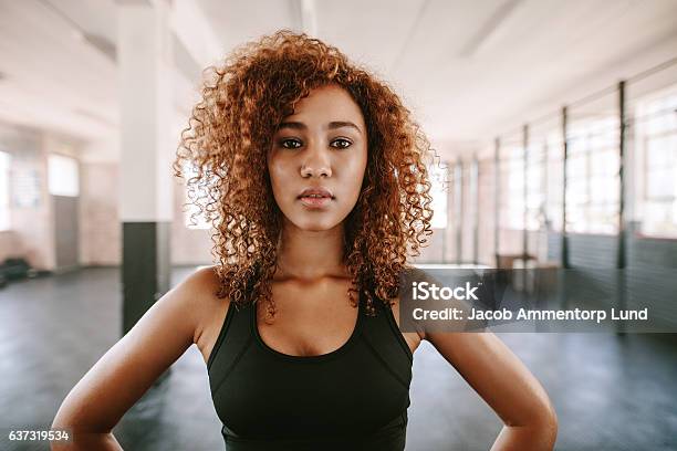 Photo libre de droit de Belle Femme Afroaméricaine Aux Cheveux Bouclés En Salle De Gym banque d'images et plus d'images libres de droit de Femmes
