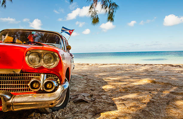 coche clásico americano en la playa cayo jutias - havana fotografías e imágenes de stock