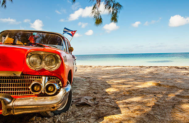 auto d'arte americana sulla spiaggia cayo jutias - havana foto e immagini stock