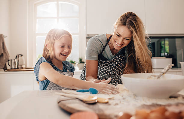 행복한 어린 소녀 와 그녀의 어머니 만들기 반죽 - baking cake making women 뉴스 사진 이미지