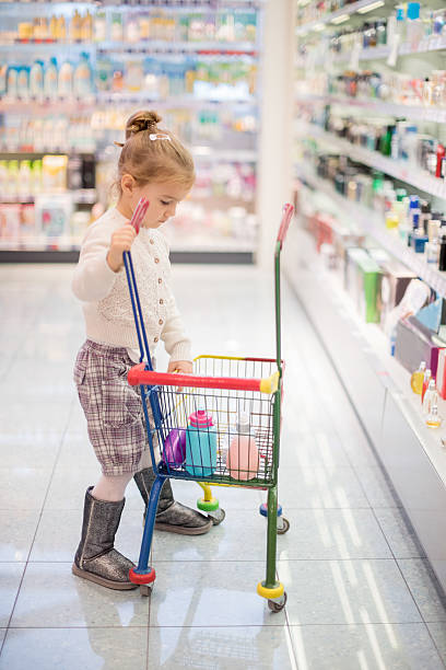 istock Little girl shopping 637324710