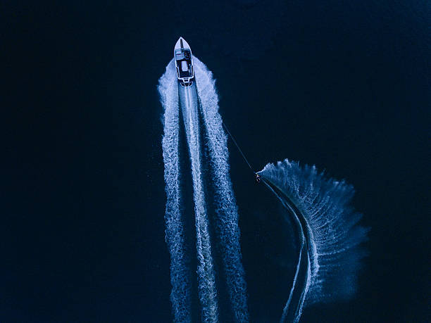 homem esquiando no lago atrás de uma lancha - recreational boat motorboat speedboat aerial view - fotografias e filmes do acervo