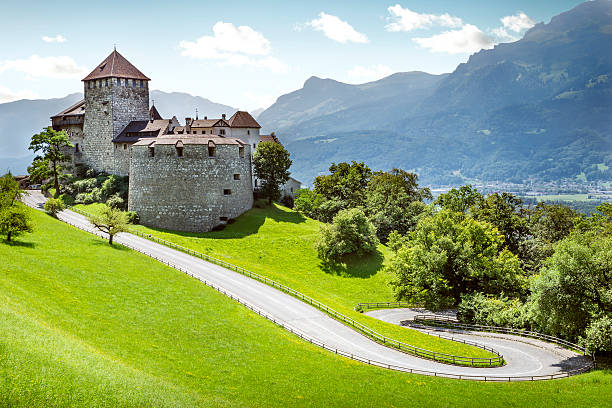 castelo medieval em vaduz, liechtenstein - liechtenstein - fotografias e filmes do acervo