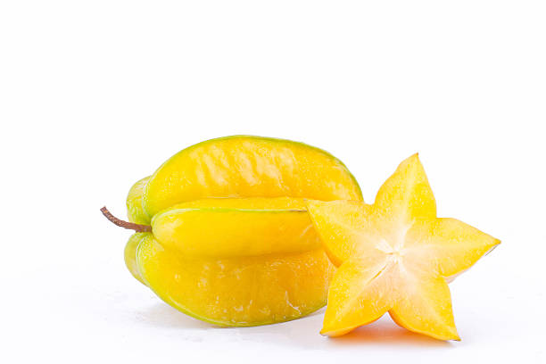 carambola de fruta estrella amarilla o manzana estrella ( starfruit ) - carambola o carambola averrhoa carambola en el árbol fotografías e imágenes de stock