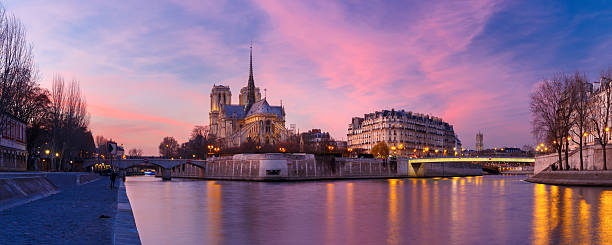 cattedrale di notre dame di parigi al tramonto, francia - paris france panoramic seine river bridge foto e immagini stock