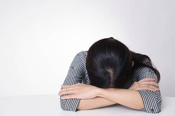 頭の女性  - 何もかもが嫌 ストックフォトと画像