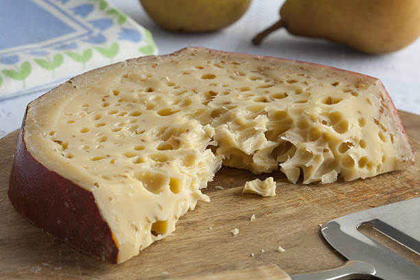pezzo di formaggio cumino di leida - farmers cheese foto e immagini stock