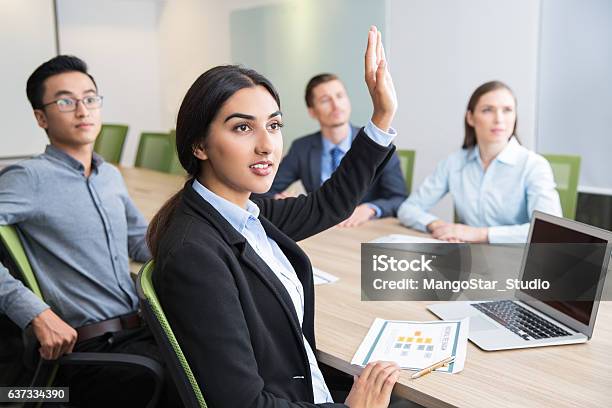 Selbstbewusster Junger Manager Hebt In Der Werkstatt Die Hand Stockfoto und mehr Bilder von Indischer Abstammung