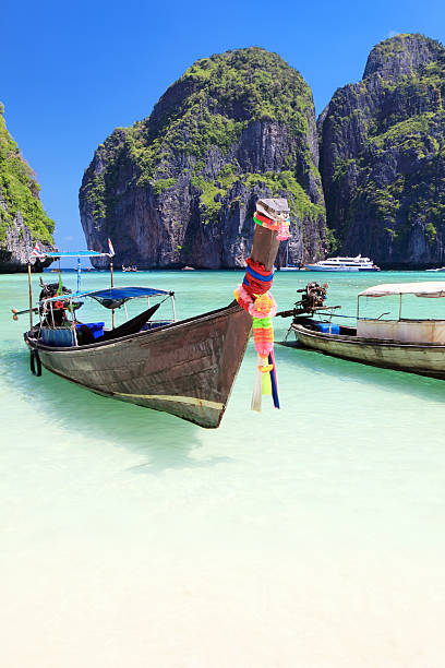 ロングテール木製のボート - thailand beach longtail boat cliff ストックフォトと画像