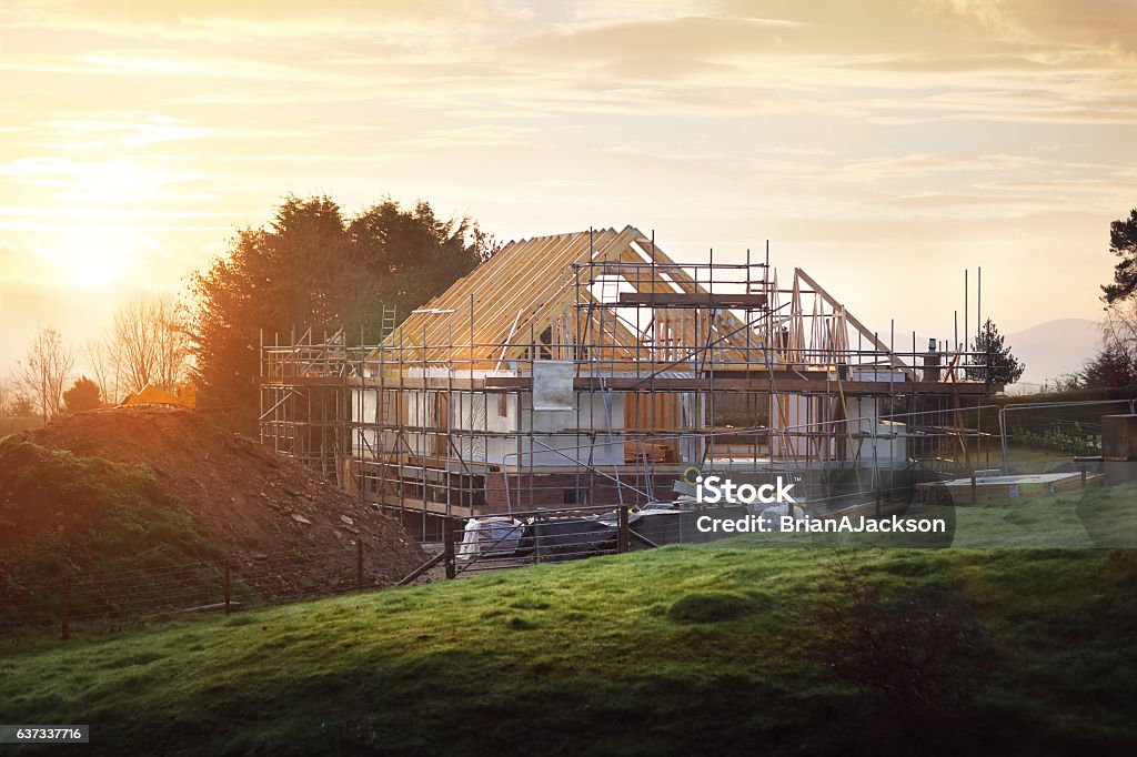 Cantiere con casa in costruzione - Foto stock royalty-free di Casa