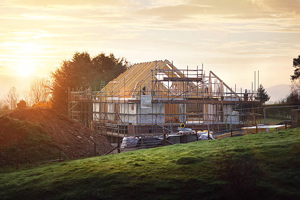 canteiro de obras com casa em construção - uk scaffolding construction building activity - fotografias e filmes do acervo