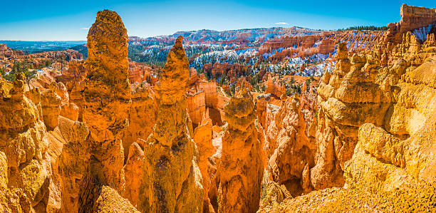 ブライスキャニオン国立公園ゴールデンフード高砂漠パノラマユタ州 - extreme terrain eroded snow landscape ストックフォトと画像