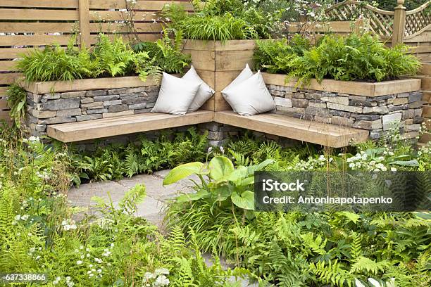 Ruhige Gegend Im Garten Stockfoto und mehr Bilder von Sitzbank - Sitzbank, Terrasse - Grundstück, Ziergarten