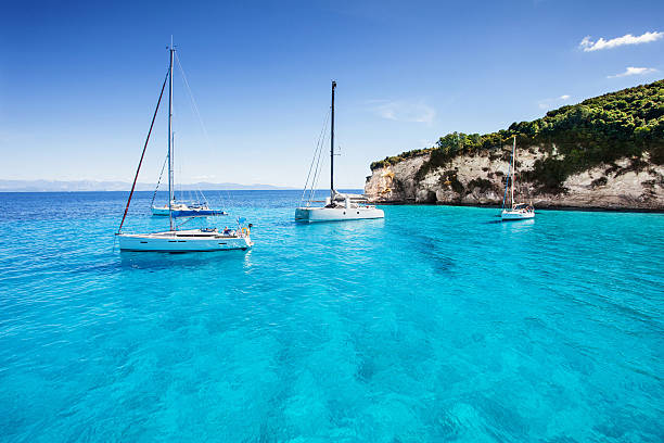 ギリシャで美しい湾 - corfu greece sea beach ストックフォトと画像