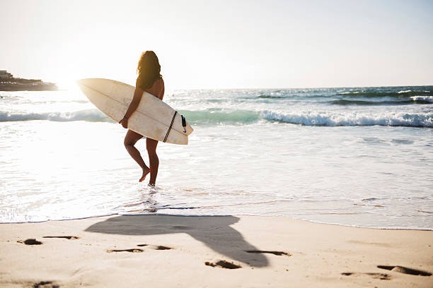 giovane femmina surfista - surfing new south wales beach australia foto e immagini stock