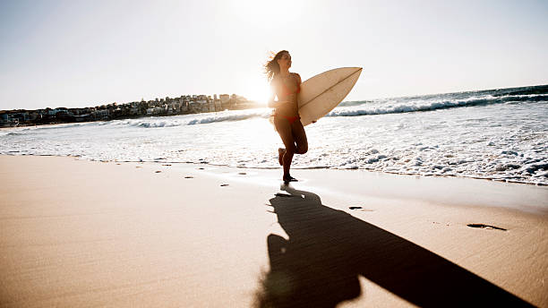 istock Young woman going for a surf 637343622