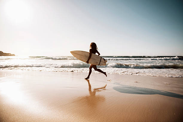 andiamo surf! - surfing new south wales beach australia foto e immagini stock