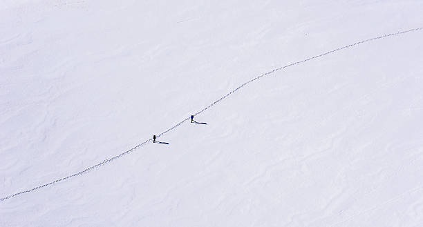 escalada en hielo en el glaciar en suiza - glaciar aletsch - eiger switzerland mountain sport fotografías e imágenes de stock