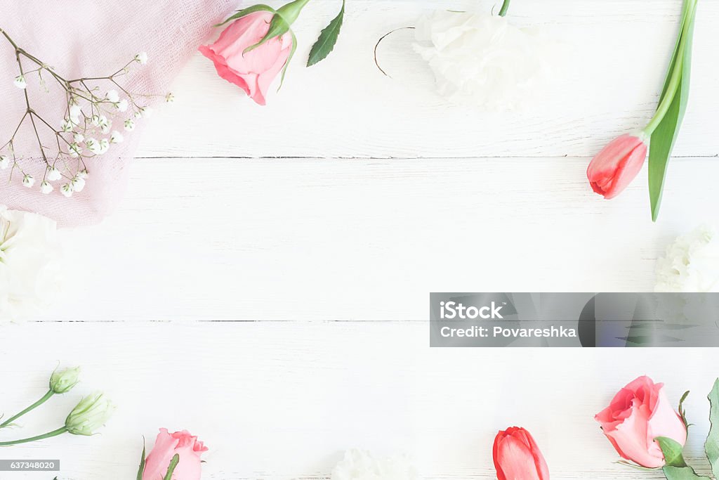 Cadre avec fleurs de rose et tulipe om fond blanc en bois - Photo de Fleur - Flore libre de droits