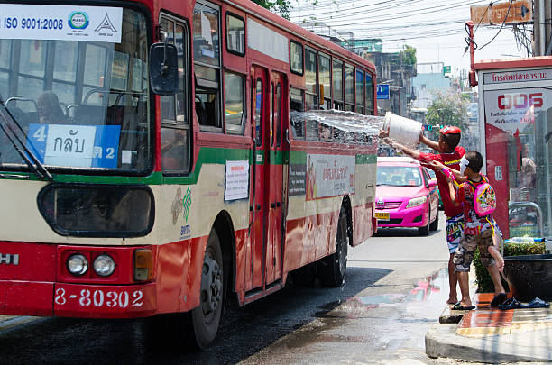 bromear con un autobús - khao san road fotografías e imágenes de stock