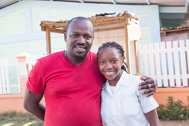 시리즈: 자랑스러운 온두라스 아버지 와 팔 주위에 십대 딸 - slum living 뉴스 사진 이미지