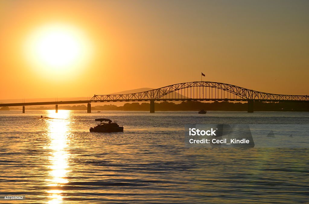 Coucher de soleil relaxant avec le pont bleu sur le fleuve Columbia - Photo de État de Washington libre de droits