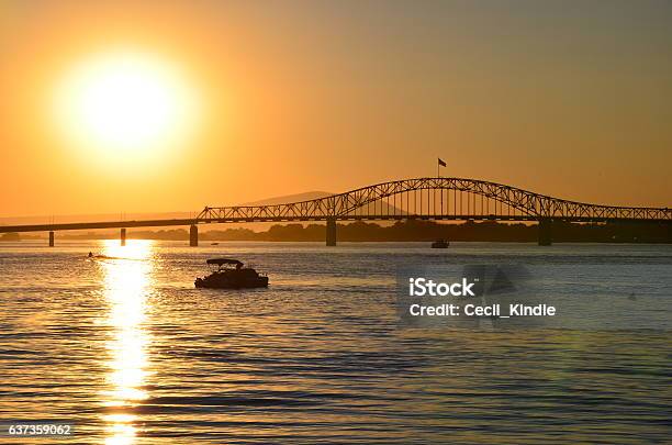 Photo libre de droit de Coucher De Soleil Relaxant Avec Le Pont Bleu Sur Le Fleuve Columbia banque d'images et plus d'images libres de droit de État de Washington