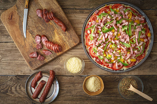 햄, 후추, 양파, 소시지 에 피자 - valintine 뉴스 사진 이미지
