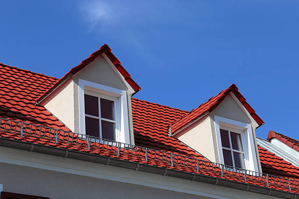 telhados de azulejos vermelhos com trapeira - gaube - fotografias e filmes do acervo