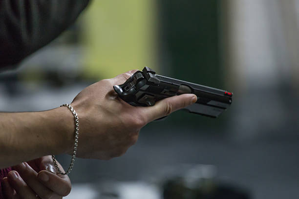 arme à feu tirer main - currency crime gun conflict photos et images de collection