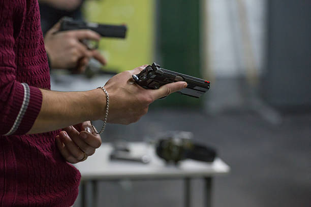 tir pistolet à la main - currency crime gun conflict photos et images de collection