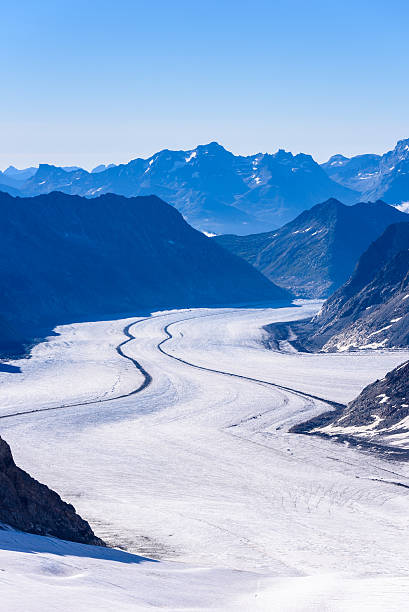 ледник алеч - ледяной ландшафт в альпах швейцарии, европа - aletsch glacier european alps mountain range eiger стоковые фото и изображения