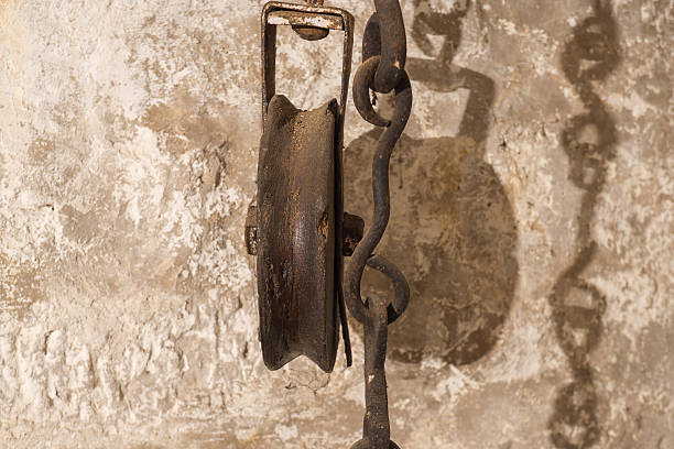 istock Old pulley with rope vintage 637363494