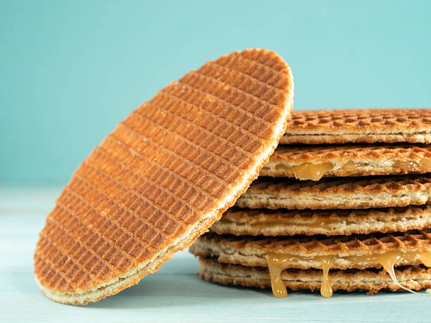 stroopwafels ou caramel gaufres hollandaises - waffle breakfast syrup food photos et images de collection