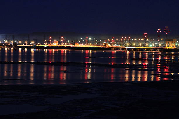 해안의 야간 조명 - television tower flash 뉴스 사진 이미지