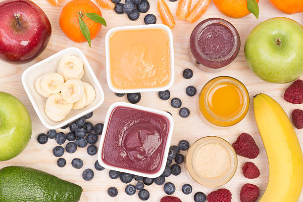frucht-smoothies für ein baby - püree stock-fotos und bilder