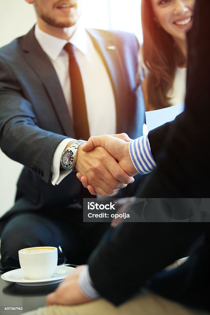 Geschäftsleute schütteln Hände und beenden ein Meeting. - Lizenzfrei Hände schütteln Stock-Foto