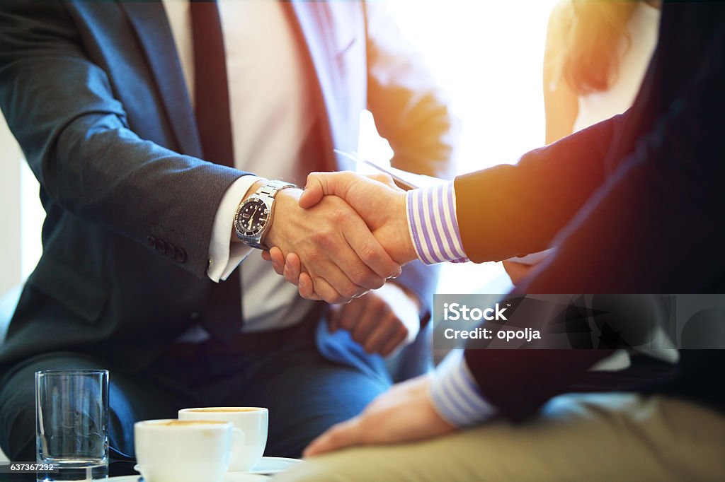 Geschäftsleute schütteln Hände und beenden ein Meeting. - Lizenzfrei Hände schütteln Stock-Foto