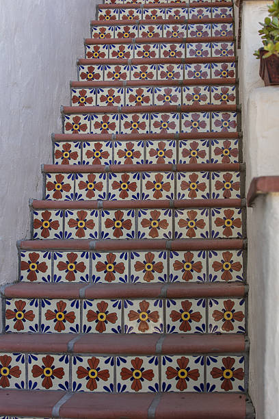 tuile mexicaine sur les marches de la cage d’escalier - old town san diego california mexican culture people photos et images de collection