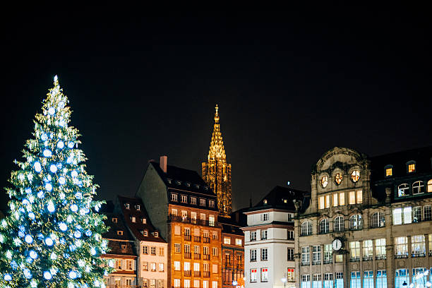 árvore de natal e catedral de notre-dame à noite - strasbourg cathedral - fotografias e filmes do acervo