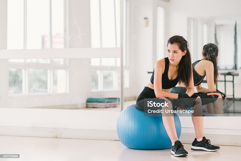 젊고 결정 된 아시아 소녀 에 피트니스 공 에 체육관 - 로열티 프리 체육관 스톡 사진