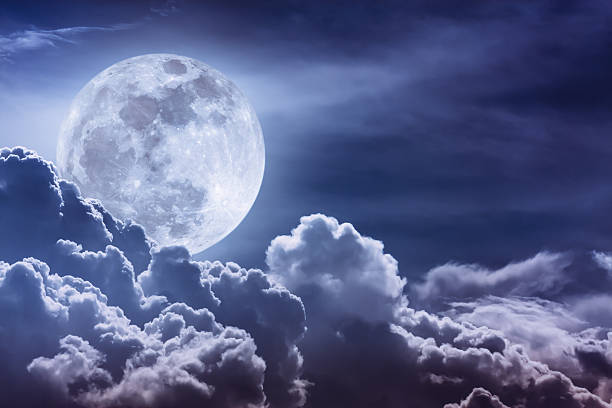 구름과 빛나는 밝은 보름달밤밤 하늘. - moon moon surface full moon night 뉴스 사진 이미지