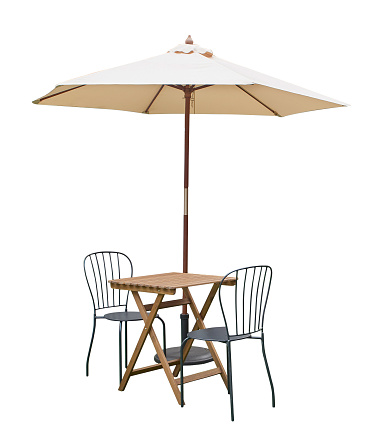 sombrilla de silla de mesa de café, aislada sobre fondo blanco photo